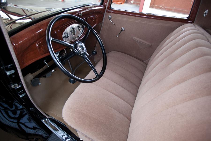  Ford V8 DeLuxe 3-Window Coupe 1932 года  (фото 22 из 23)